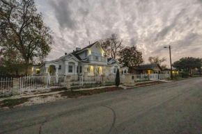 Stunning 6BR Victorian Sleeps 25